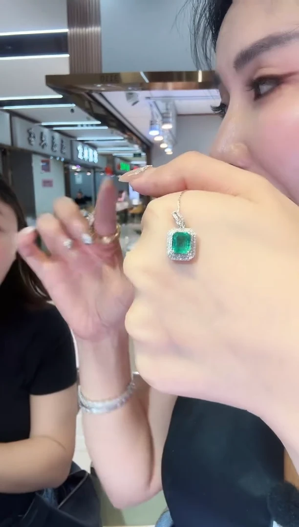 18K金镶嵌吊坠（不含链）祖母绿1.10ct