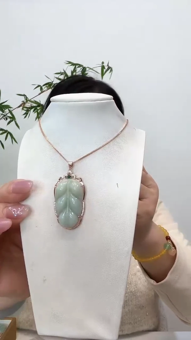 【闪购商品】翡翠吊坠(赠链)银S925镶嵌叶子玫瑰边