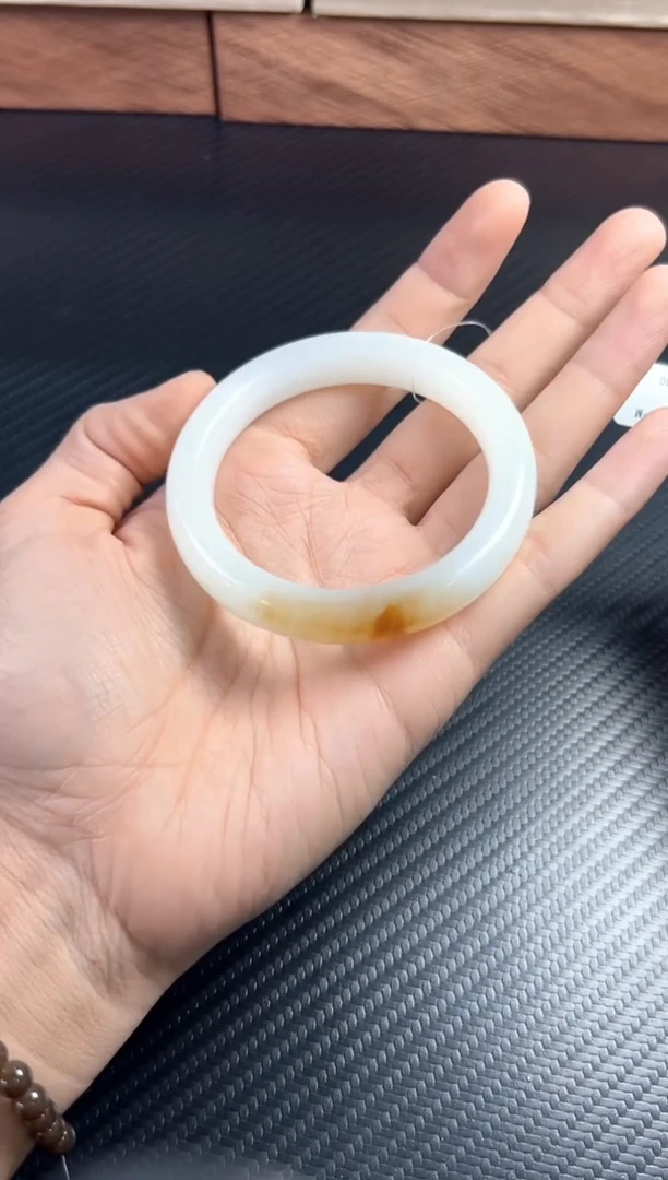 未镶嵌手镯和田玉小*刚且末微色差金山54+M