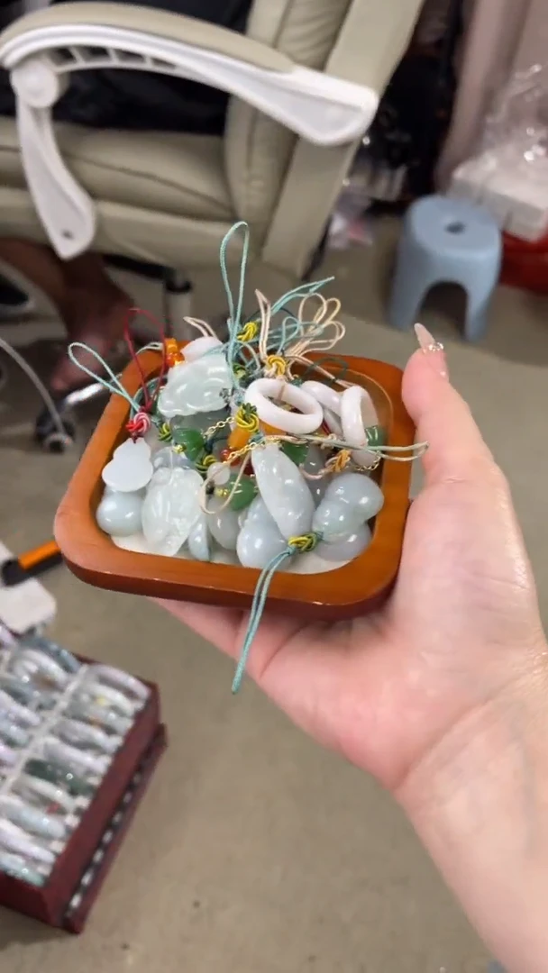 未镶嵌手镯翡翠多样性发一