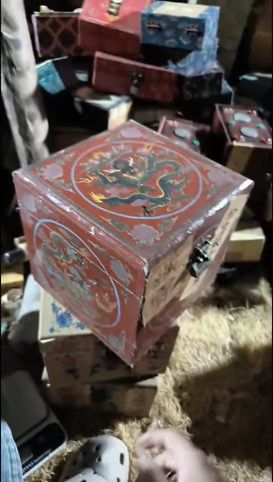 香榧木闷包红色盘龙正方形盒子
