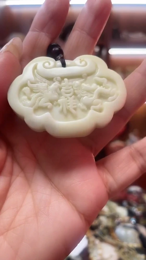 未镶嵌蛇纹石玉吊坠
