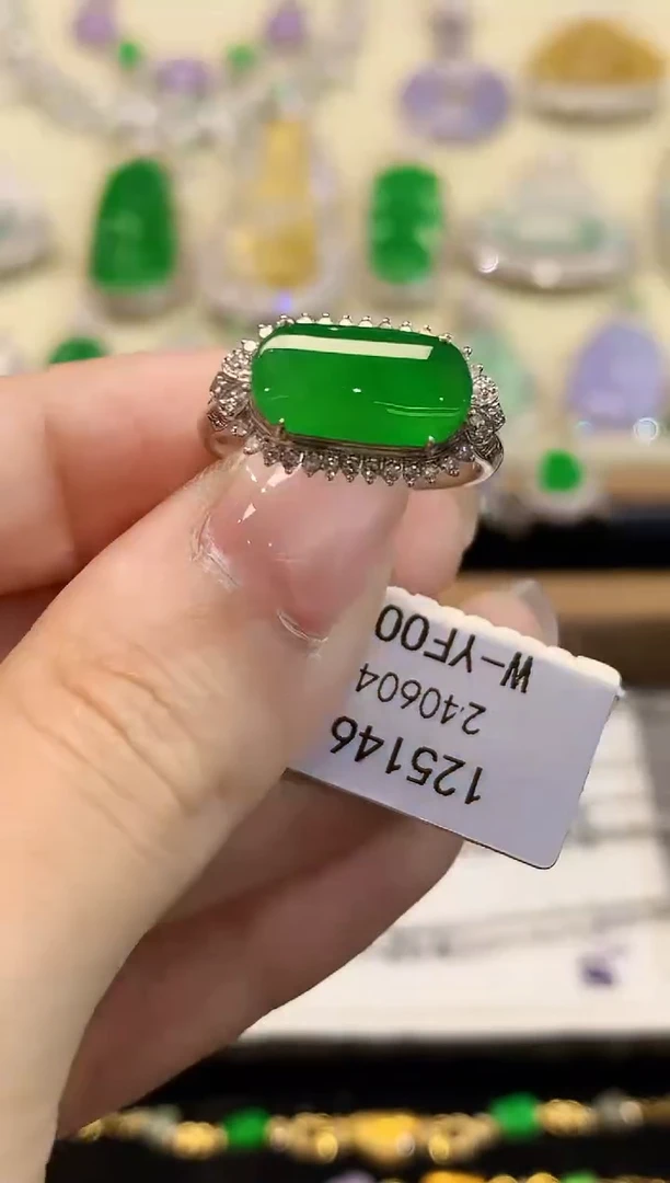 18K金镶嵌戒指翡翠多样性发其一