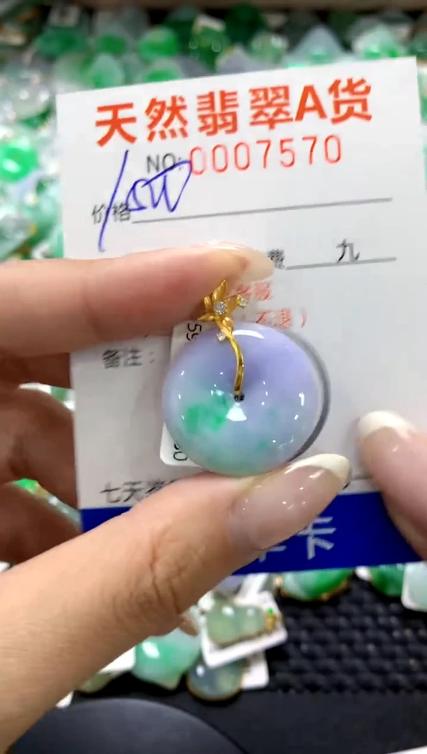 翡翠18K金镶嵌颈饰1111111111111111