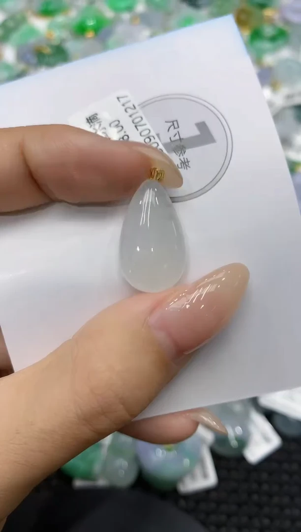 颈饰18K金镶嵌翡翠111111111111