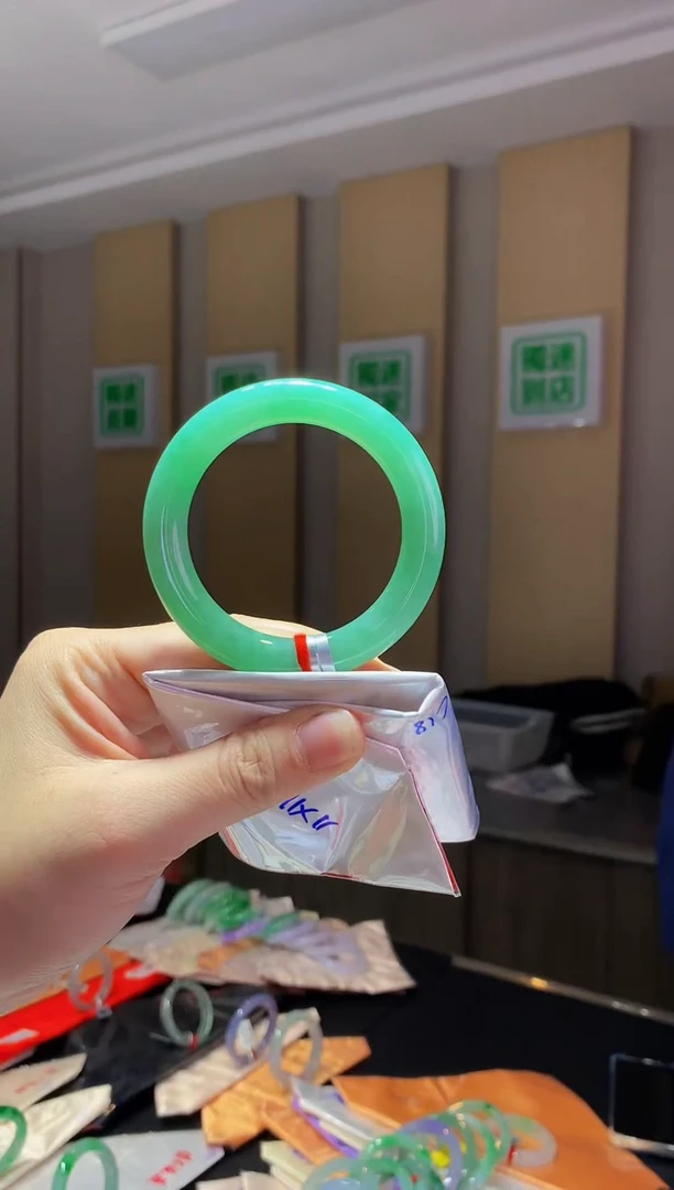 未镶嵌手镯翡翠- C18圈口 54全款10.8万 定金2万