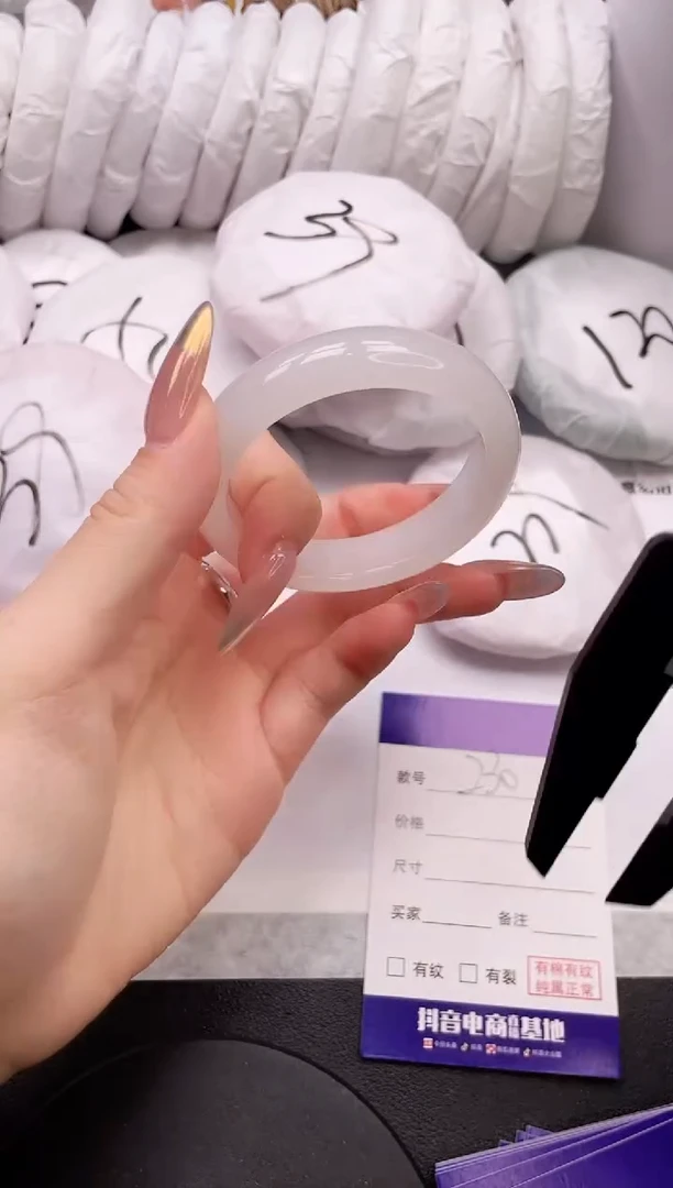 【闪购商品】石英质玉手镯未镶嵌17K230-50