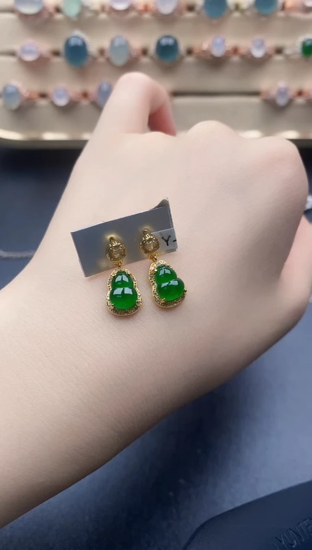 翡翠未镶嵌耳饰一物一证一礼盒