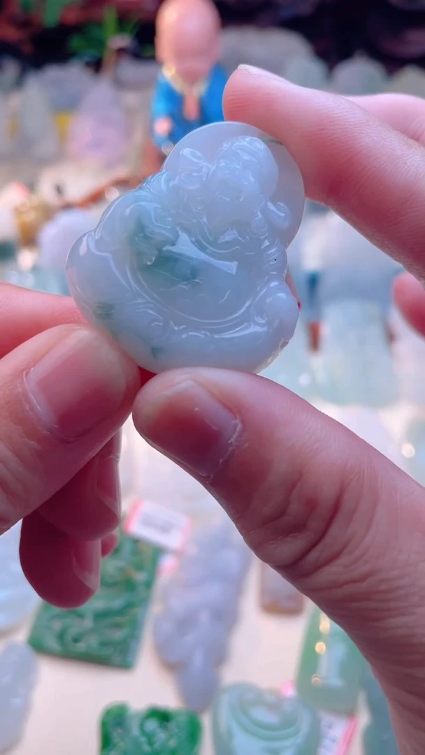 翡翠未镶嵌颈饰财神