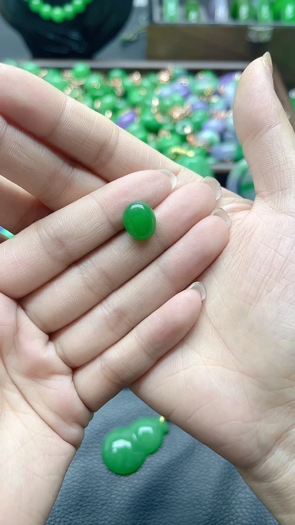 颈饰14K金镶嵌翡翠蛋面耳钉