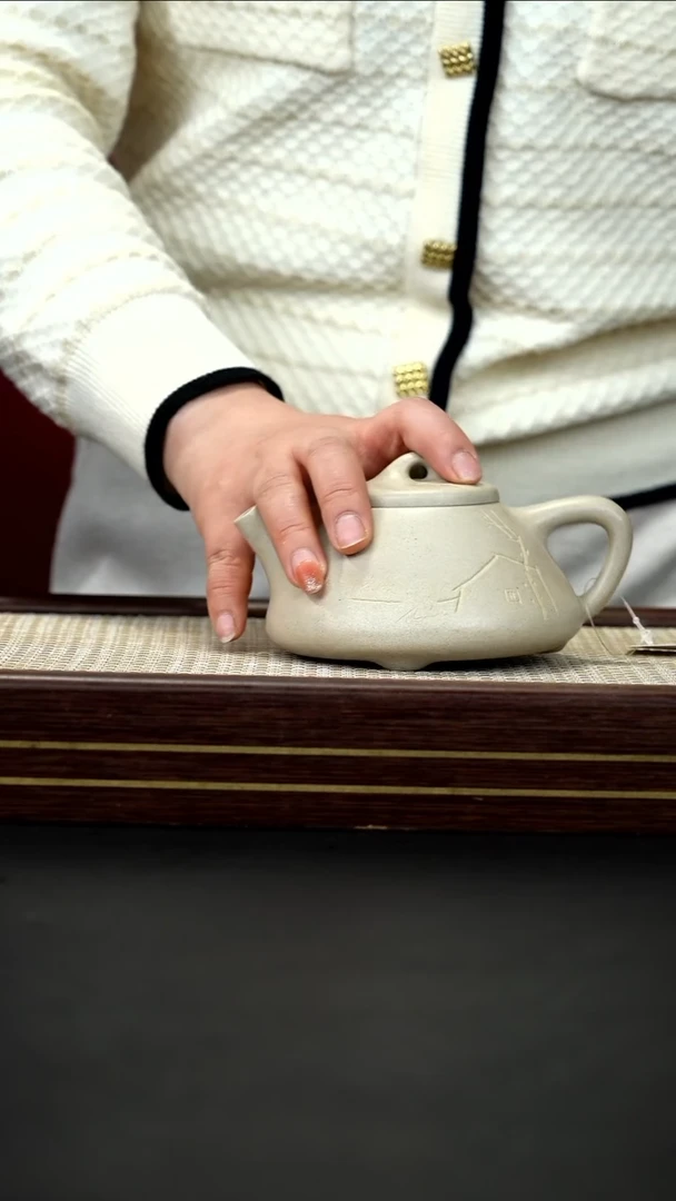 茶壶紫砂65 白玉段 龚彧  子冶石瓢 刻梅