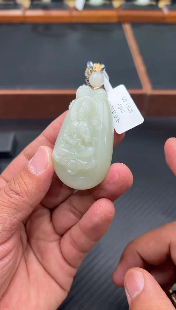 吊坠(赠链)未镶嵌和田玉且末微色差迪克兰一细吊坠