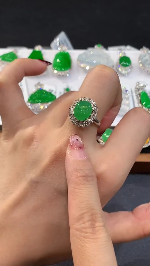 18K金镶嵌戒指翡翠多样性发其一