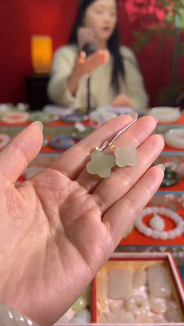 颈饰18K金镶嵌和田玉冰晴四叶草