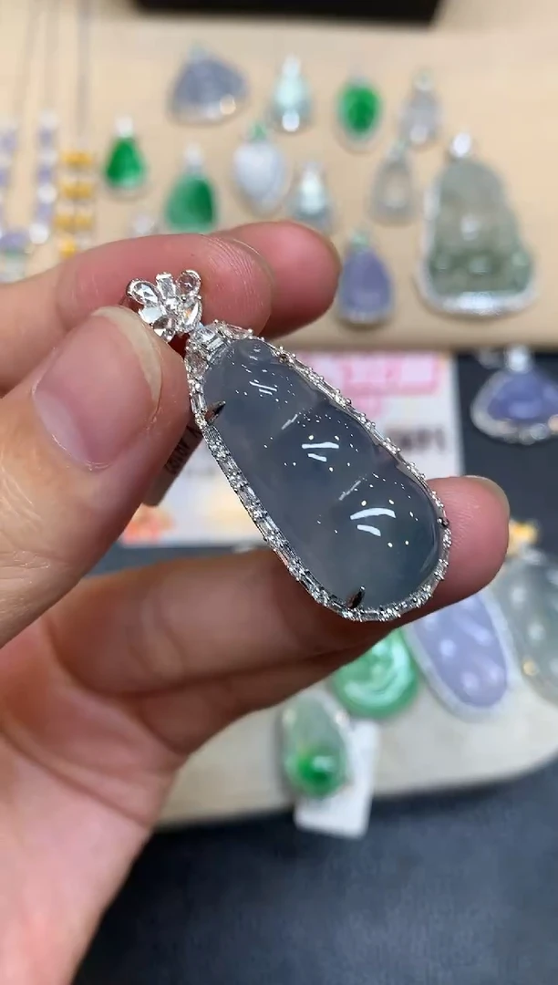 颈饰18K金镶嵌翡翠福豆【无服务费【48小时鉴赏期】