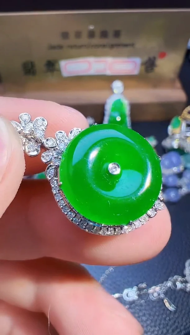 翡翠18K金镶嵌颈饰翡翠