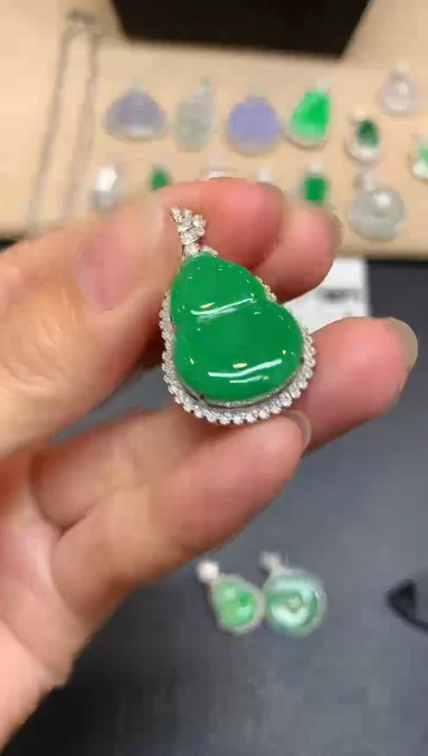 颈饰18K金镶嵌翡翠葫芦【无服务费