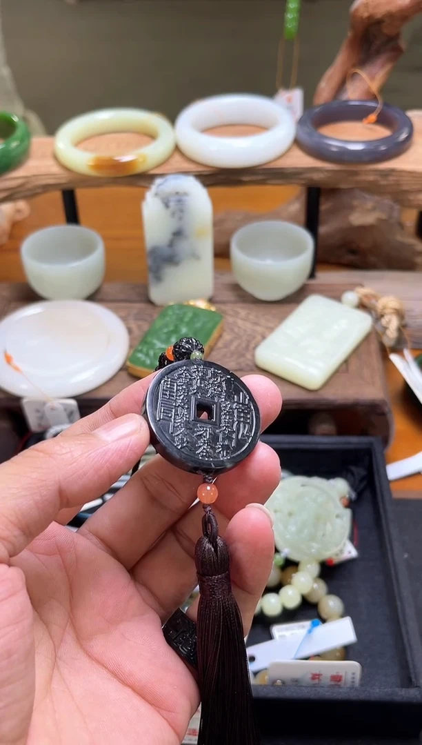 未镶嵌和田玉车挂毛毛矿青花 山鬼