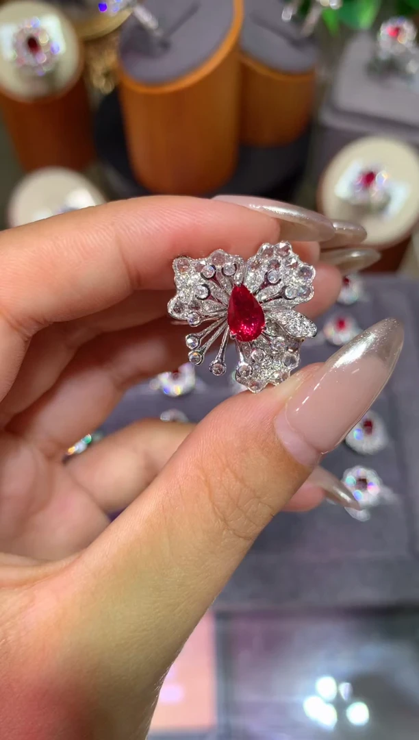红宝石戒指18K金镶嵌1.0CT