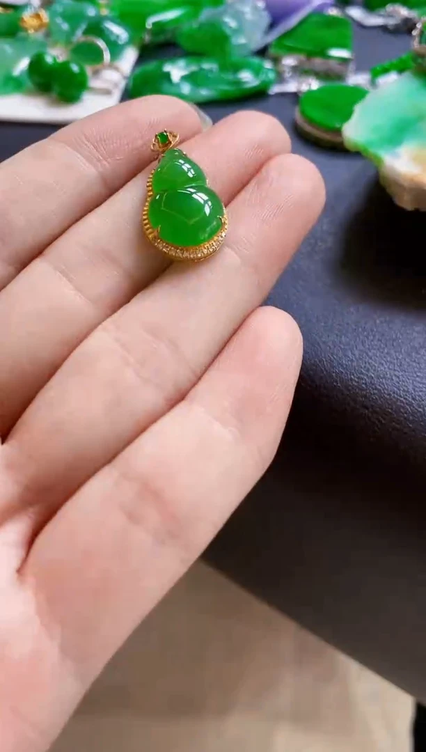 翡翠18K金镶嵌颈饰葫芦