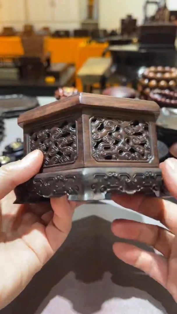 交趾黄檀（大红酸枝）精品木雕盒精工细作