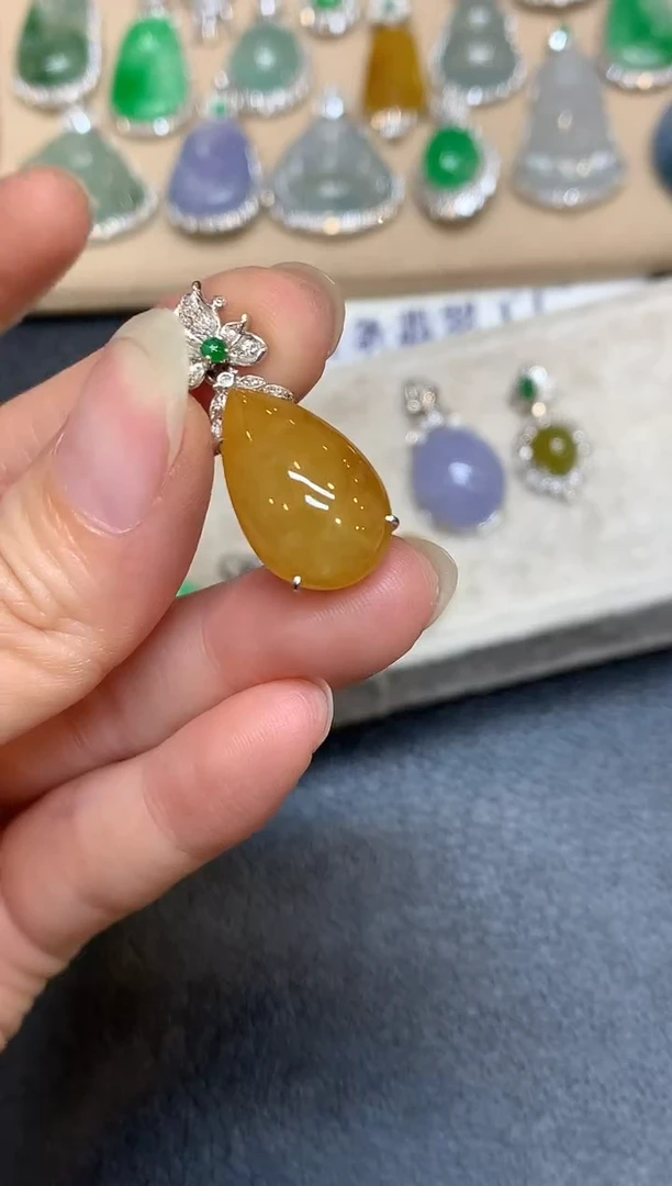 颈饰18K金镶嵌翡翠水滴【无服务费
