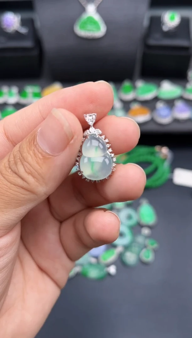 吊坠(不含链)18K金镶嵌翡翠多人