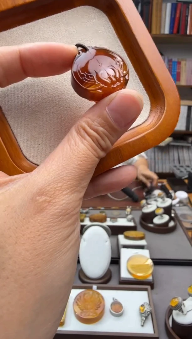 未镶嵌颈饰琥珀龙龟吊坠