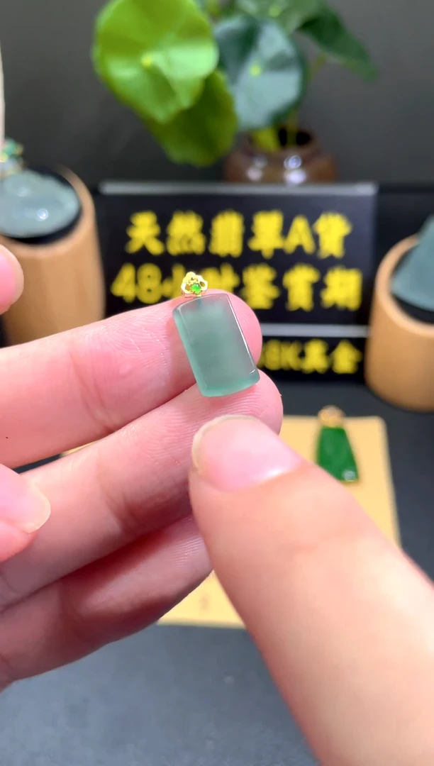 颈饰18K金镶嵌翡翠翡翠A货