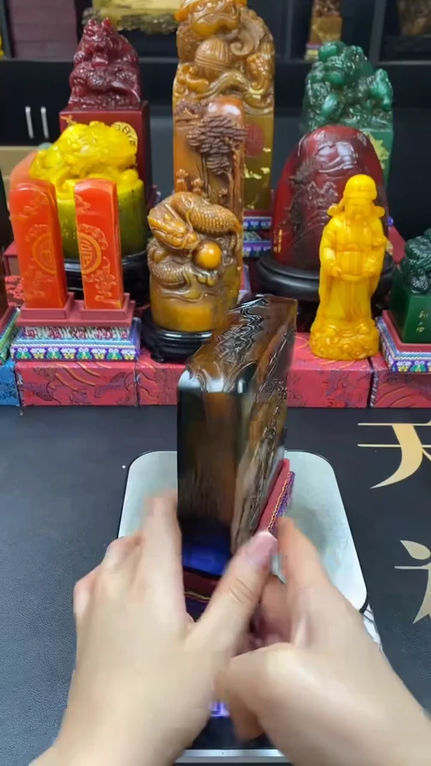 寿山石印石乌鸦皮田黄扁章摆件