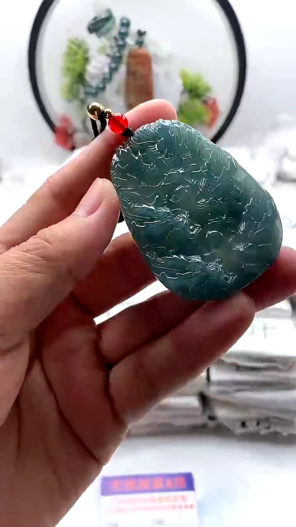 翡翠未镶嵌颈饰九龙牌