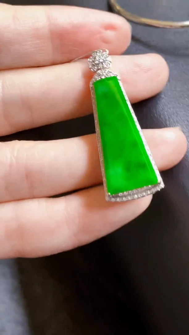 颈饰18K金镶嵌翡翠无事牌