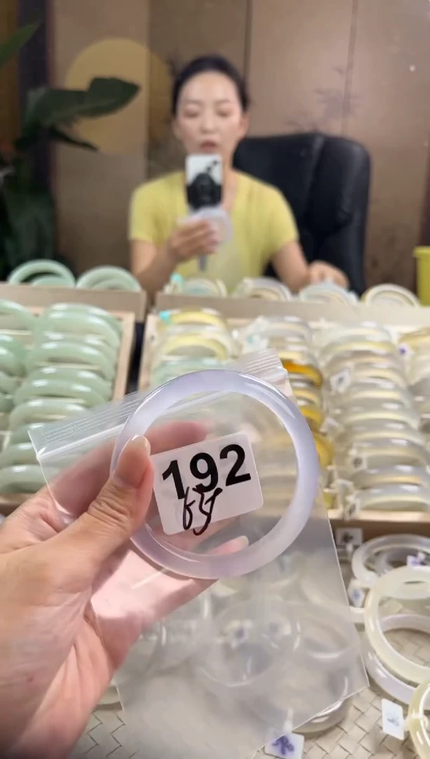 手镯玛瑙/玉髓未镶嵌192微瑕