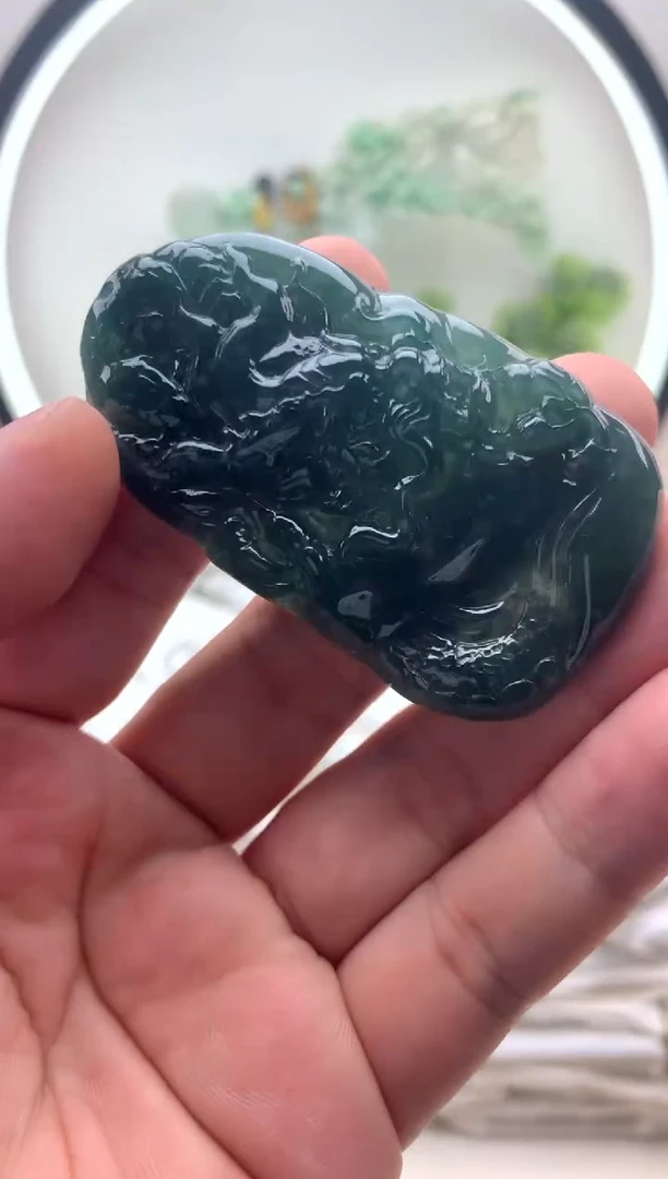 颈饰未镶嵌翡翠龙牌