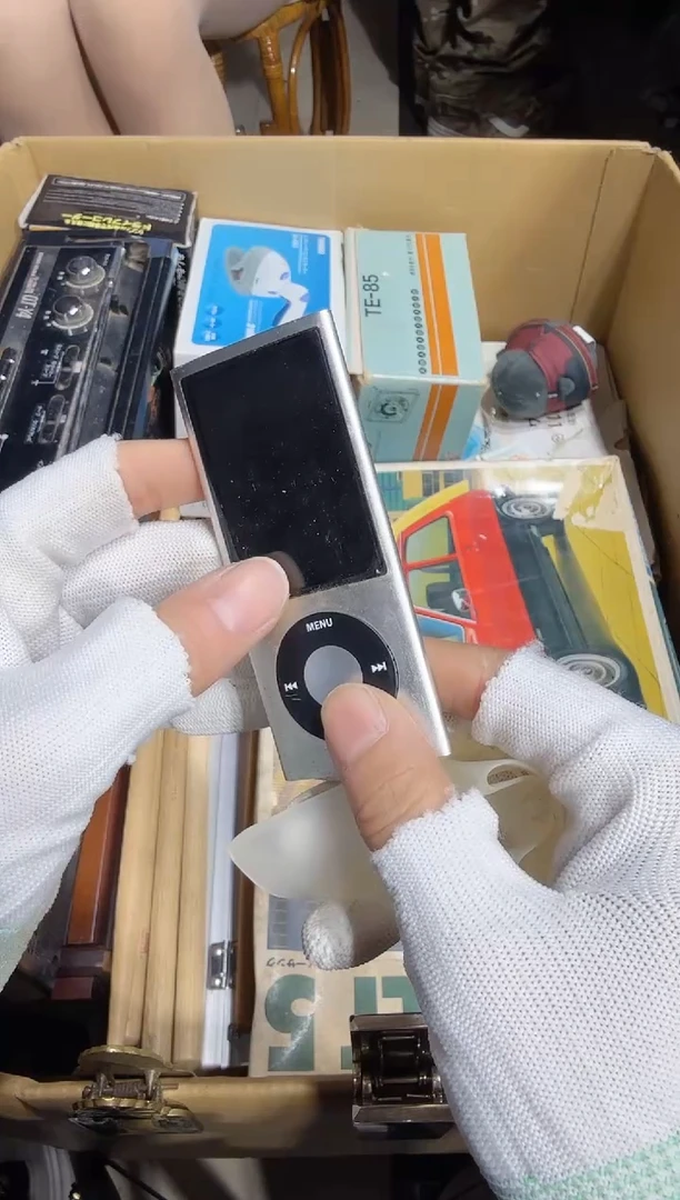 8新7****开   798中古商品，瑕疵品，不保好坏。