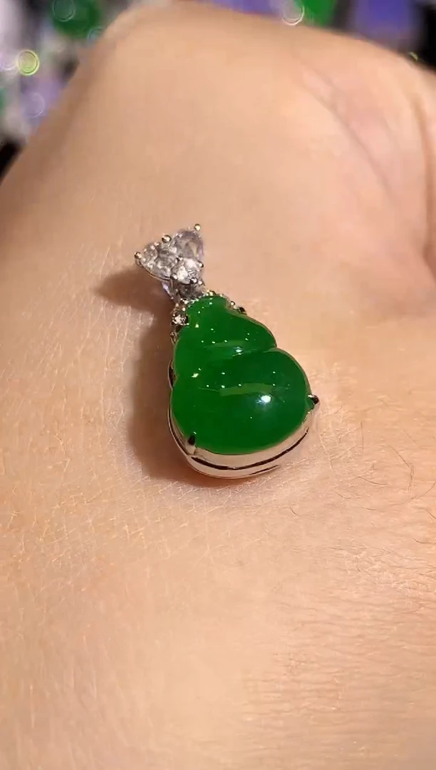 吊坠(不含链)18K金镶嵌翡翠多样性发其一