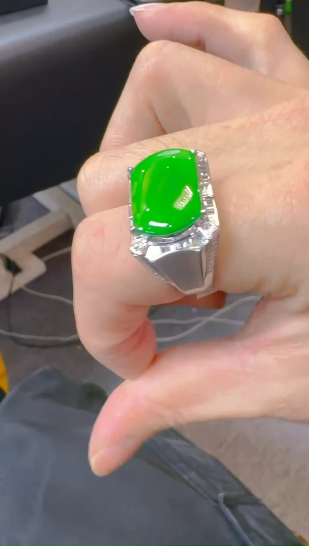 18K金镶嵌戒指翡翠天然A货翡翠