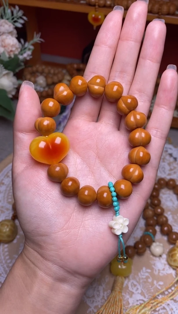 吊坠猴头核桃玻璃底屁桃手串➕爱心菱镁矿小花