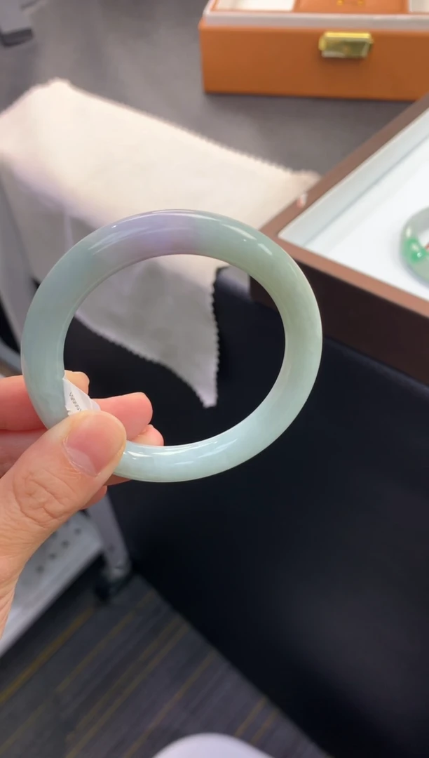 未镶嵌手镯翡翠?*蕾退货需手镯吊牌标签完好