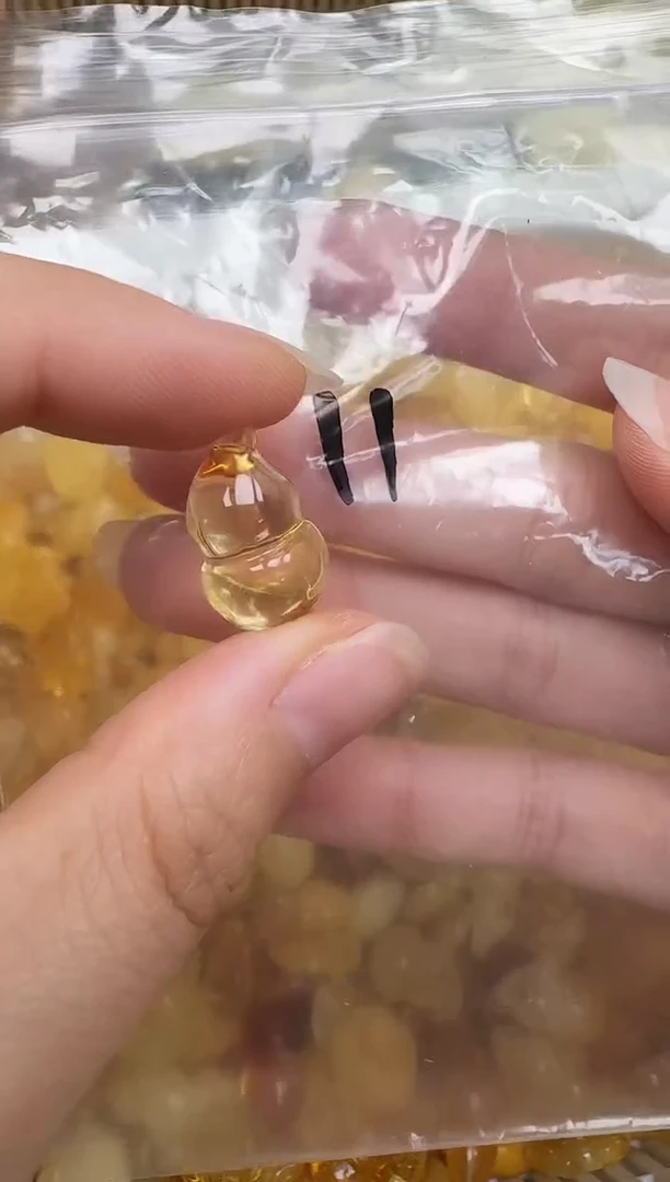 未镶嵌琥珀裸石如图