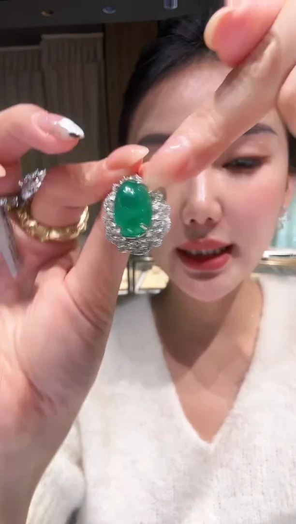 18K金镶嵌吊坠（不含链）祖母绿HS0142-W 13.33ct