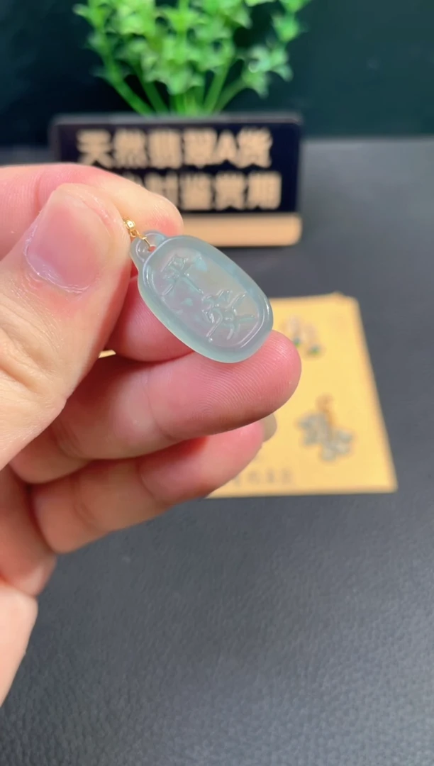 颈饰18K金镶嵌翡翠翡翠