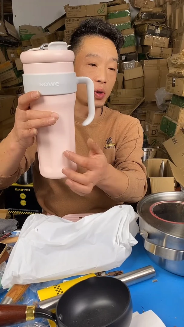 1冰霸杯 有磕碰有划痕 带吸管