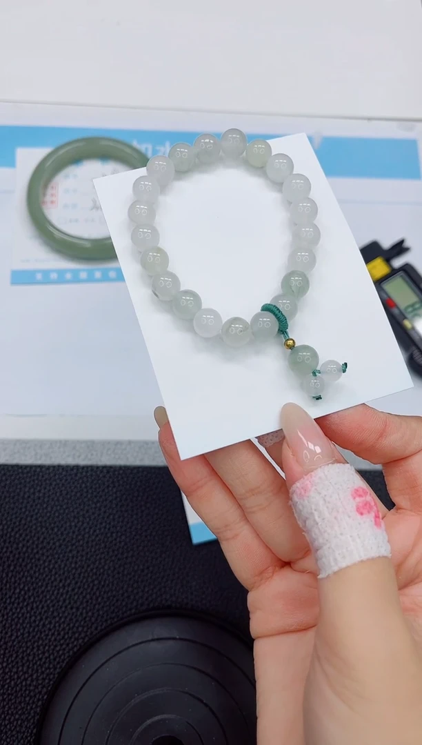 石英质玉手镯未镶嵌天山翠手串