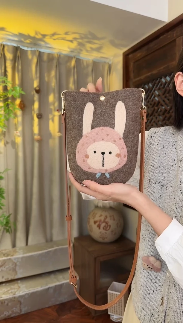 羊毛非遗纯手工包  手机包兔子
