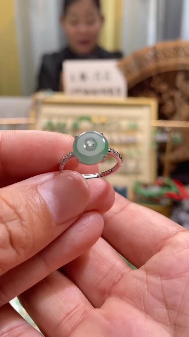 颈饰未镶嵌翡翠平安扣