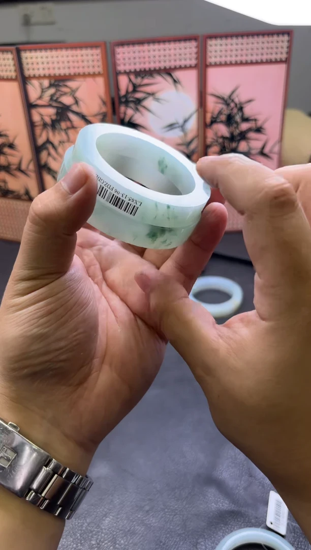 未镶嵌手镯定制翡翠沐*多样性