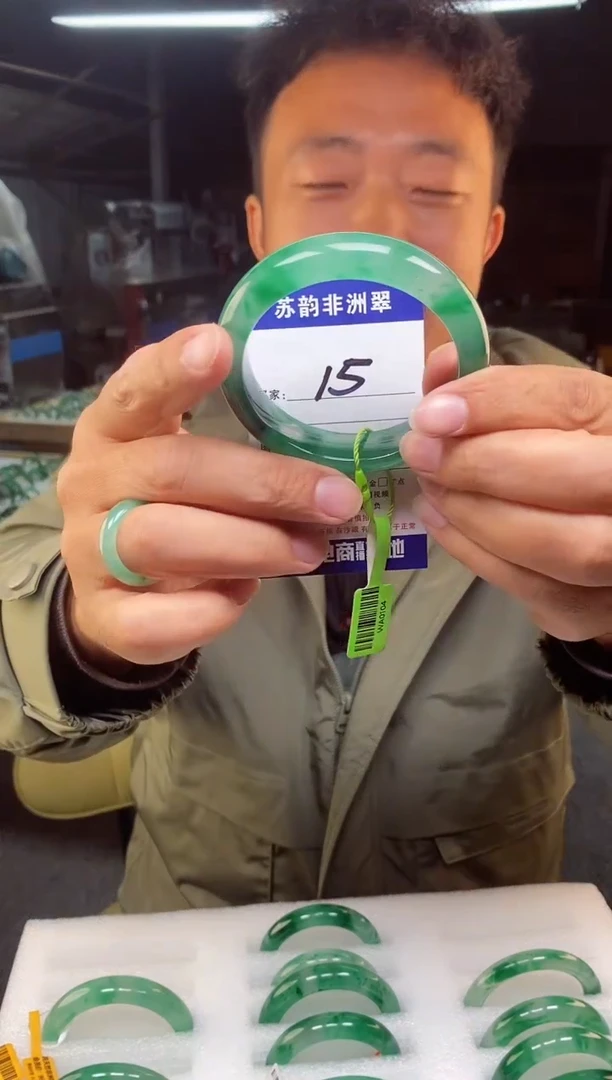 未镶嵌手镯石英质玉（非洲翠）58+