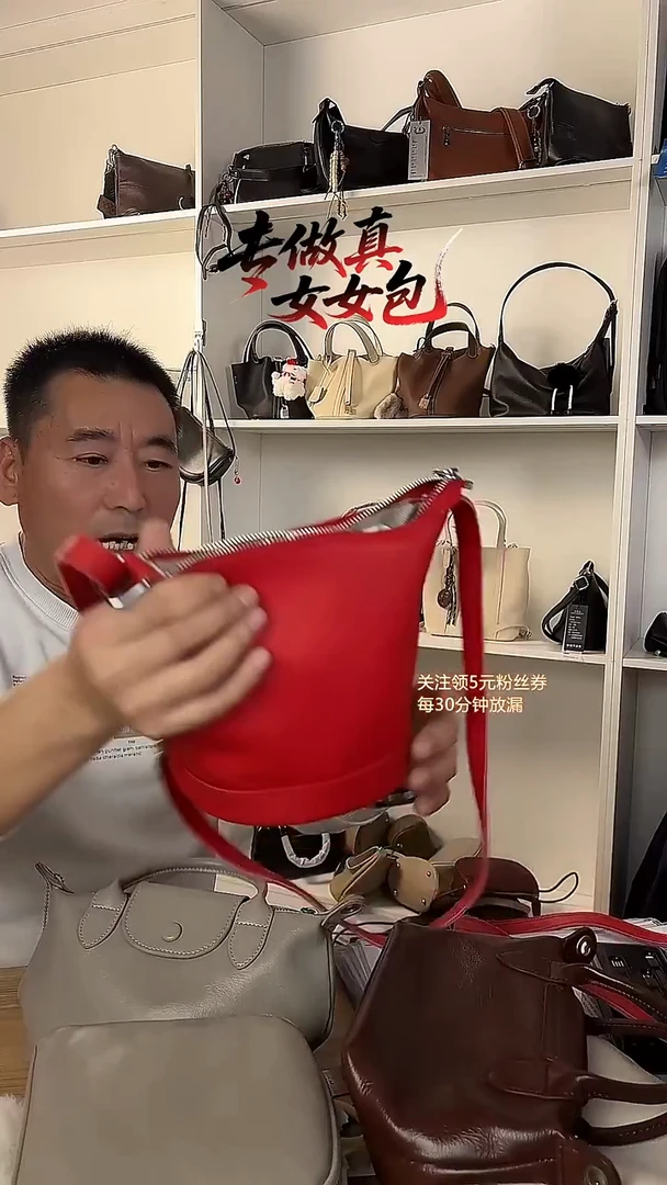牛皮（革）红色微瑕水桶包不退换