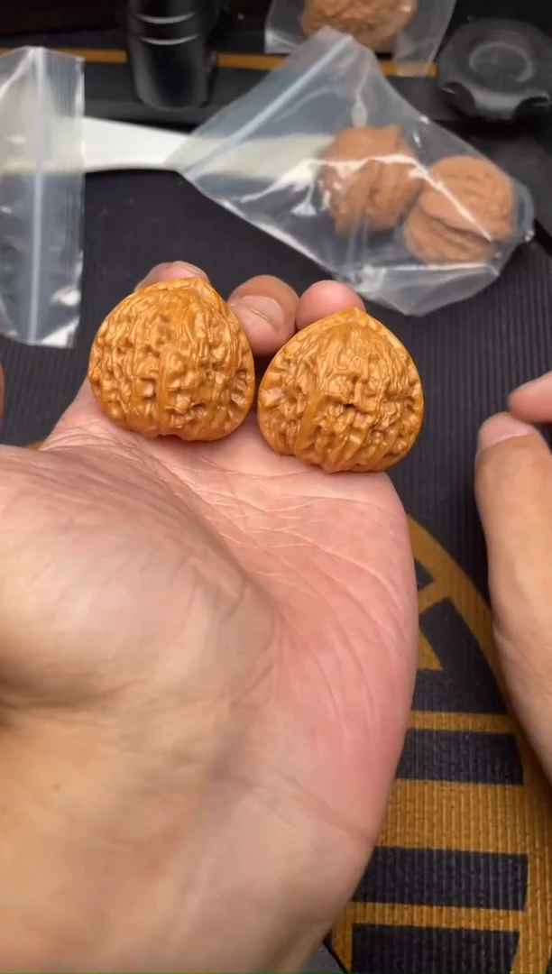文玩核桃吊坠白狮子34